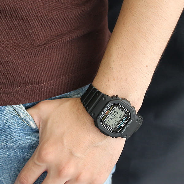 Casio Casio G-Shock DW-5600E-1V DW-5600, наручные мужские часы фото под углом
