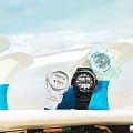 Боковая сторона корпуса Casio Casio Baby-G G-Lide BAX-100-3A с заводной головкой и логотипом бренда