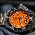 TAG Heuer TAG Heuer Aquaracer Professional 300 Orange Diver WBP201F.BA0632 механические мужские часы часы крупный план оранжевый циферблата